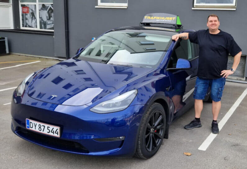 Kasper med Tesla